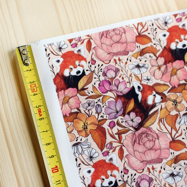 Coupon de tissu illustré "Panda roux" 48x48 cm – Popeline & French Terry – motif poétique