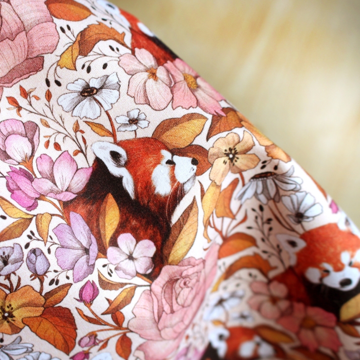 Coupon de tissu illustré "Panda roux" 48x48 cm – Popeline & French Terry – motif poétique