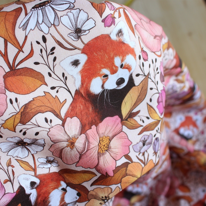 Tissu illustré "Pandas roux" – popeline, velours & French terry – motif poétique