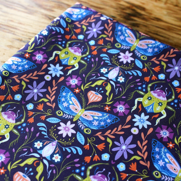 Coupon de tissu illustré "Papillons & scarabée" 48x48 cm – Popeline & French Terry – motif coloré, insectes