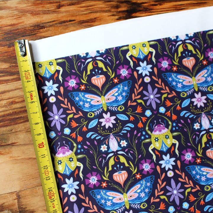Tissu illustré "Papillons et scarabées" – popeline, velours & French terry – motif insectes, coloré