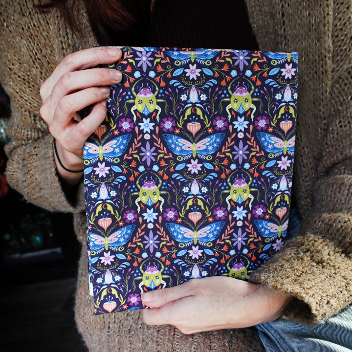 Tissu illustré "Papillons et scarabées" – popeline, velours & French terry – motif insectes, coloré