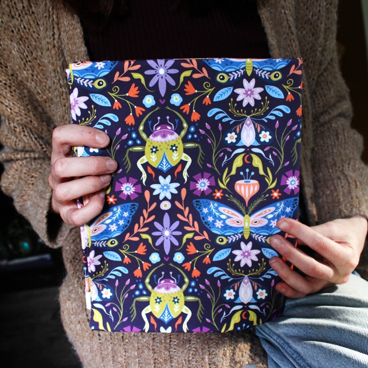 Tissu illustré "Papillons et scarabées" – popeline, velours & French terry – motif insectes, coloré