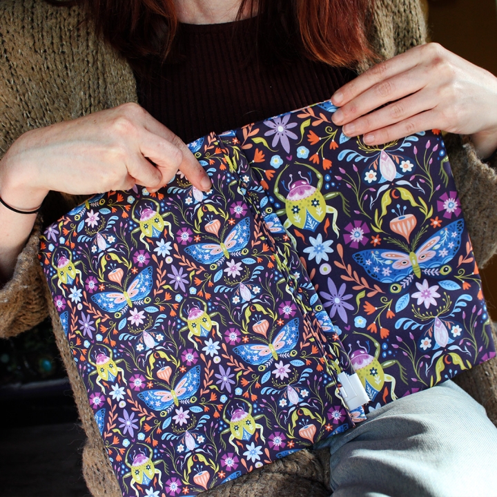 Tissu illustré "Papillons et scarabées" – popeline, velours & French terry – motif insectes, coloré