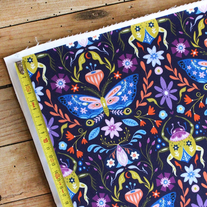 Tissu illustré "Papillons et scarabées" – popeline, velours & French terry – motif insectes, coloré