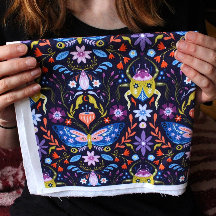 Tissu illustré "Papillons et scarabées" – popeline, velours & French terry – motif insectes, coloré