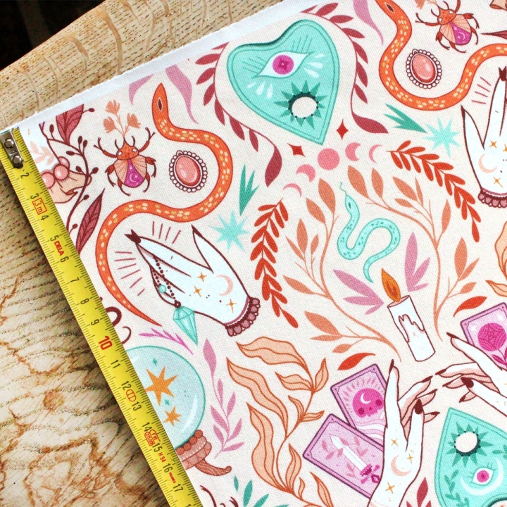 Coupon de tissu illustré "Pastel Witch" 48x48 cm – Popeline & French Terry – motif sorcière, magique