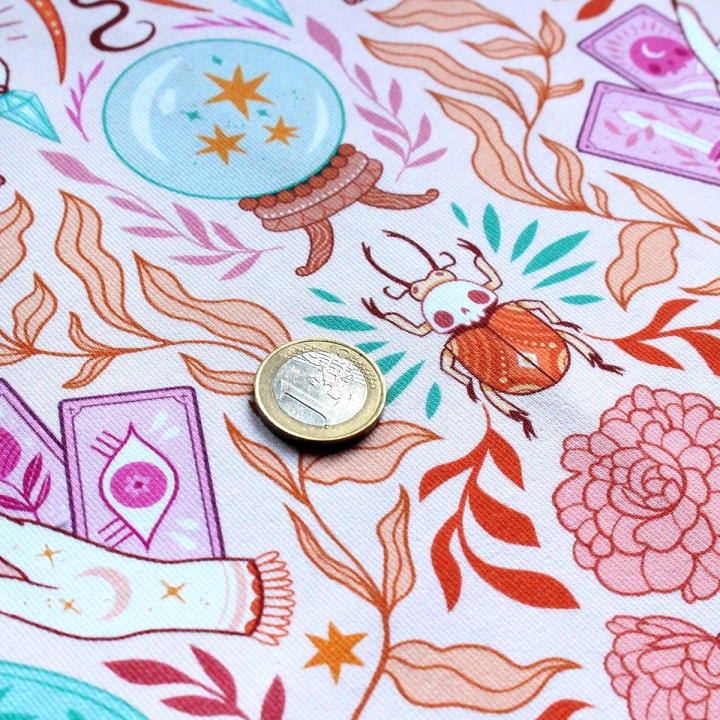 Coupon de tissu illustré "Pastel Witch" 48x48 cm – Popeline & French Terry – motif sorcière, magique