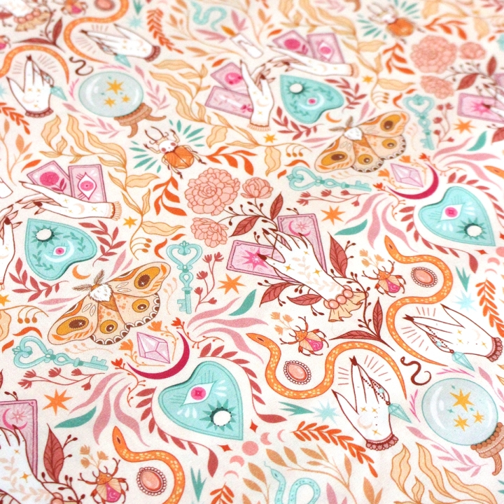 Coupon de tissu illustré "Pastel Witch" 48x48 cm – Popeline & French Terry – motif sorcière, magique