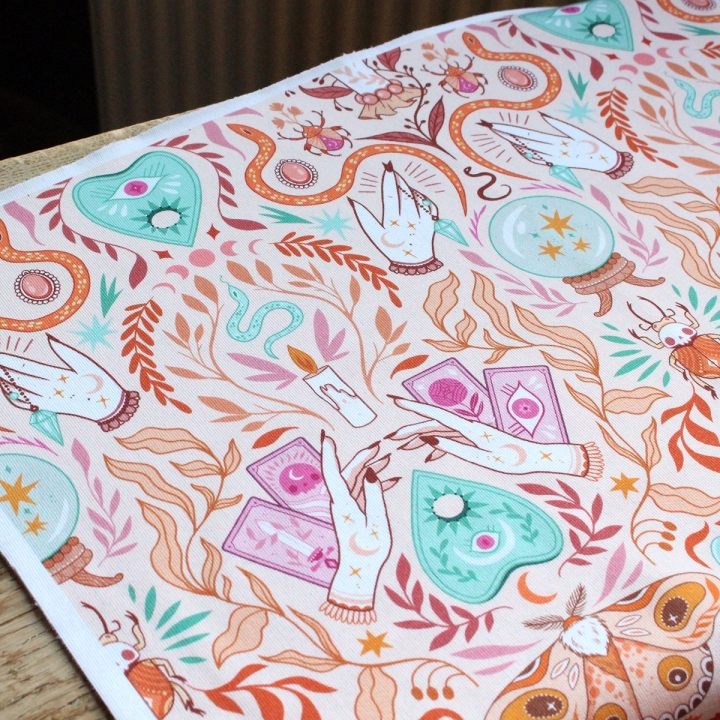 Tissu illustré "Pastel Witch" – popeline, velours & French terry – motif sorcière
