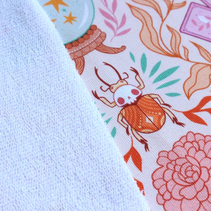 Tissu illustré "Pastel Witch" – popeline, velours & French terry – motif sorcière