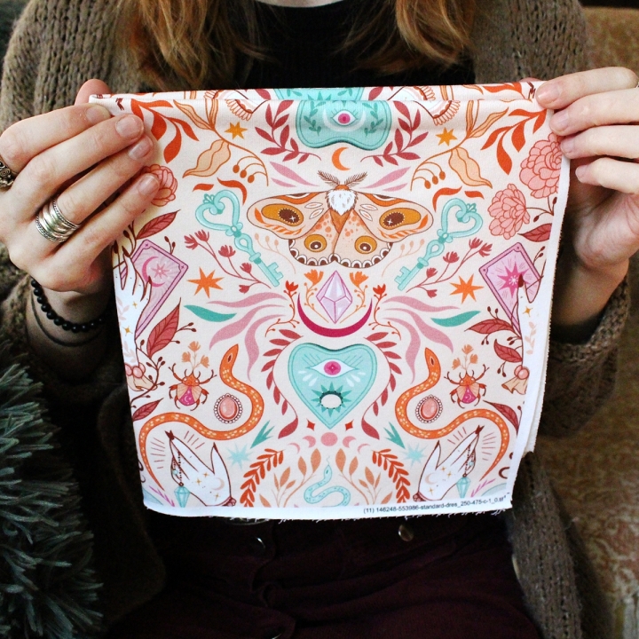 Tissu illustré "Pastel Witch" – popeline, velours & French terry – motif sorcière