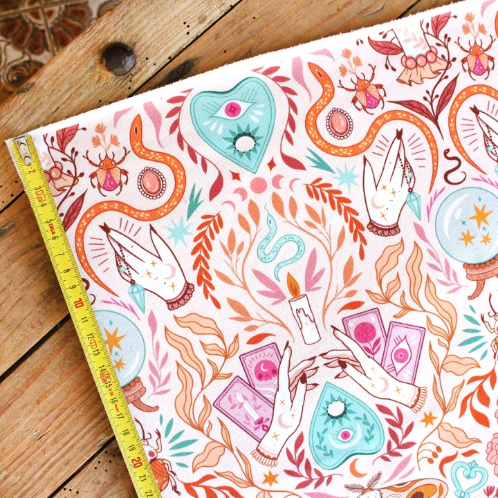 Tissu illustré "Pastel Witch" – popeline, velours & French terry – motif sorcière