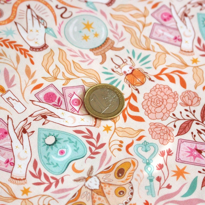 Tissu illustré "Pastel Witch" – popeline, velours & French terry – motif sorcière