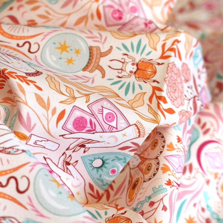 Tissu illustré "Pastel Witch" – popeline, velours & French terry – motif sorcière