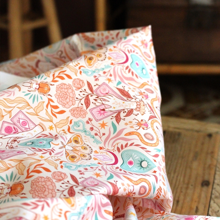 Tissu illustré "Pastel Witch" – popeline, velours & French terry – motif sorcière