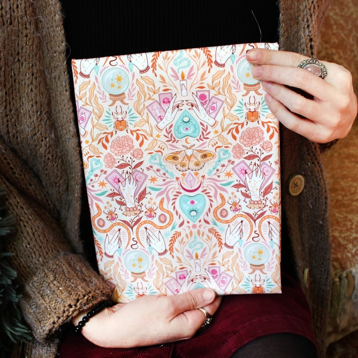 Tissu illustré "Pastel Witch" – popeline, velours & French terry – motif sorcière