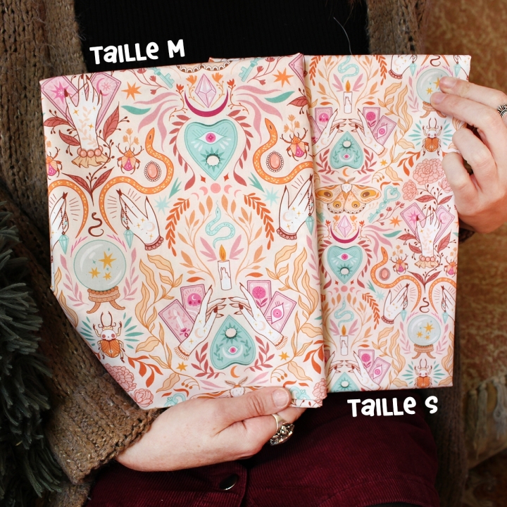 Tissu illustré "Pastel Witch" – popeline, velours & French terry – motif sorcière
