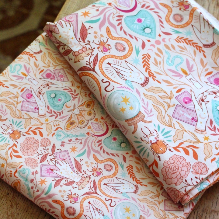 Tissu illustré "Pastel Witch" – popeline, velours & French terry – motif sorcière