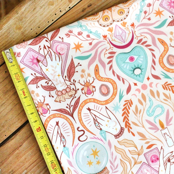 Tissu illustré "Pastel Witch" – popeline, velours & French terry – motif sorcière