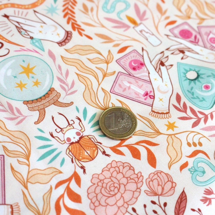 Tissu illustré "Pastel Witch" – popeline, velours & French terry – motif sorcière