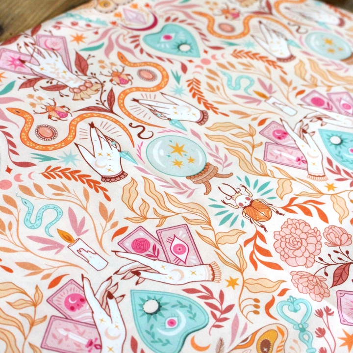 Tissu illustré "Pastel Witch" – popeline, velours & French terry – motif sorcière