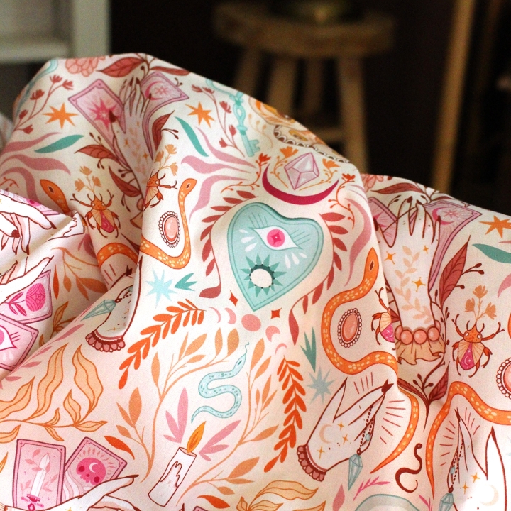 Tissu illustré "Pastel Witch" – popeline, velours & French terry – motif sorcière