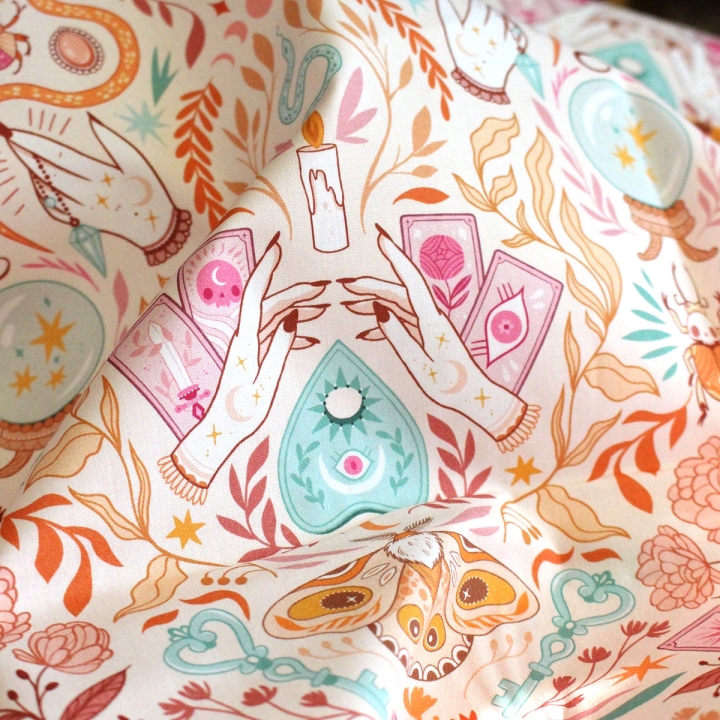 Tissu illustré "Pastel Witch" – popeline, velours & French terry – motif sorcière