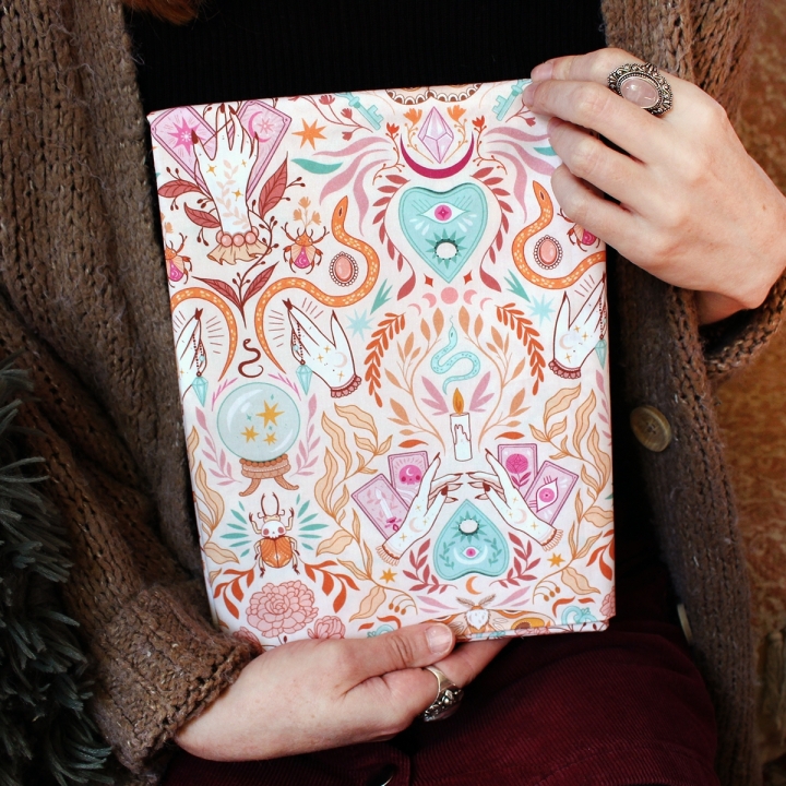 Tissu illustré "Pastel Witch" – popeline, velours & French terry – motif sorcière