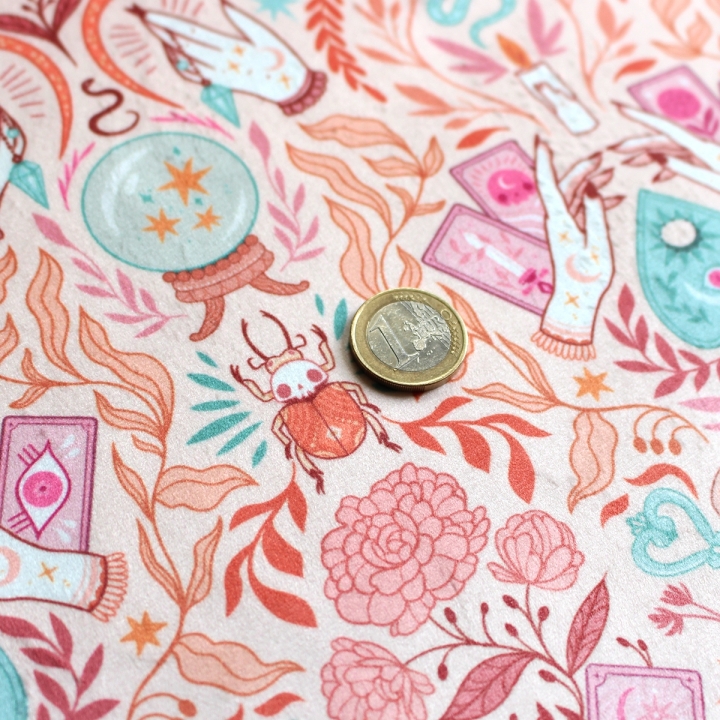 Tissu illustré "Pastel Witch" – popeline, velours & French terry – motif sorcière