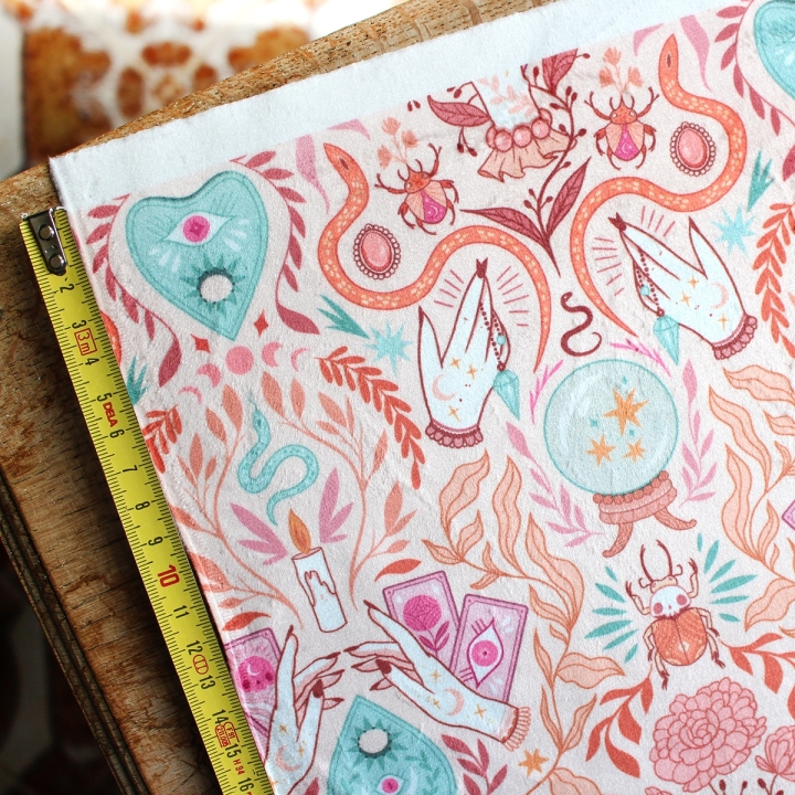 Tissu illustré "Pastel Witch" – popeline, velours & French terry – motif sorcière