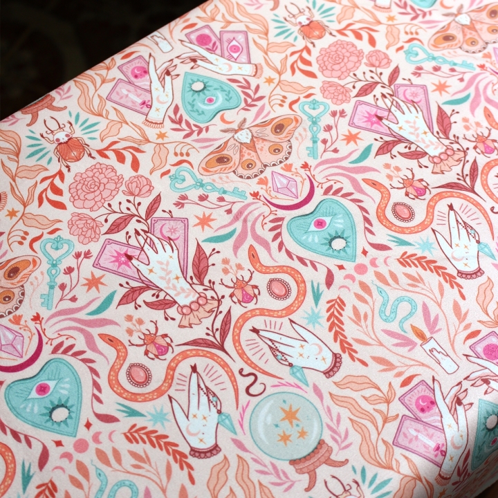 Tissu illustré "Pastel Witch" – popeline, velours & French terry – motif sorcière