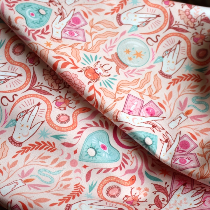 Tissu illustré "Pastel Witch" – popeline, velours & French terry – motif sorcière