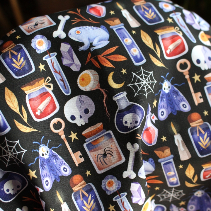 Coupon de tissu illustré "Potions" 48x48 cm – Popeline & French Terry – motif spooky, halloween
