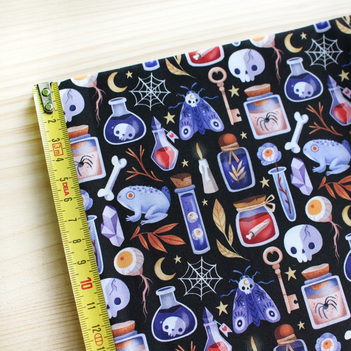 Tissu illustré "Potions" – popeline, velours & French terry – motif sorcière, spooky, halloween