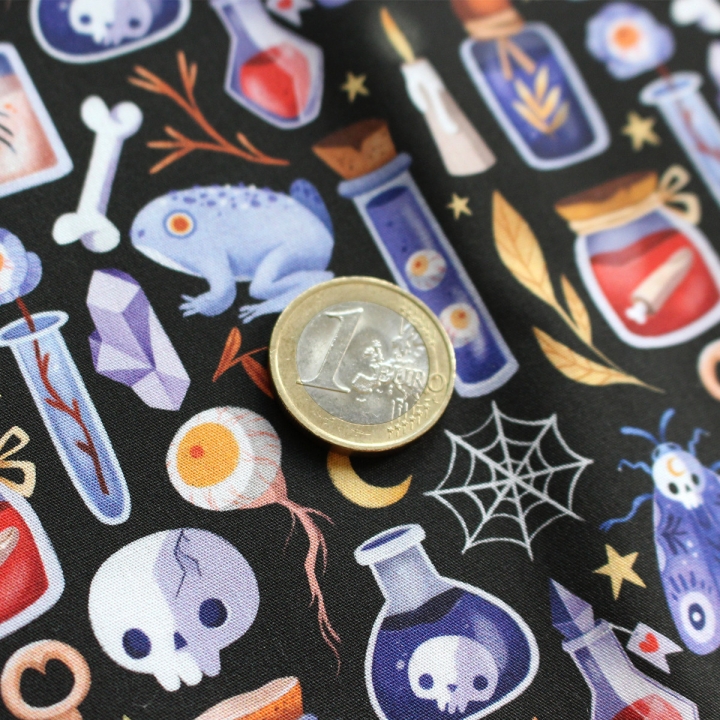 Tissu illustré "Potions" – popeline, velours & French terry – motif sorcière, spooky, halloween