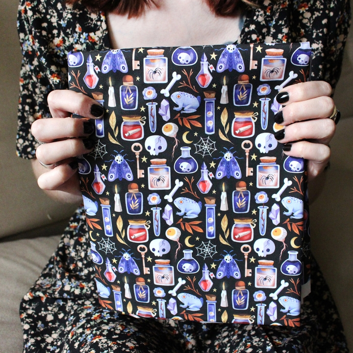 Tissu illustré "Potions" – popeline, velours & French terry – motif sorcière, spooky, halloween