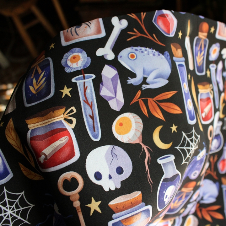 Tissu illustré "Potions" – popeline, velours & French terry – motif sorcière, spooky, halloween