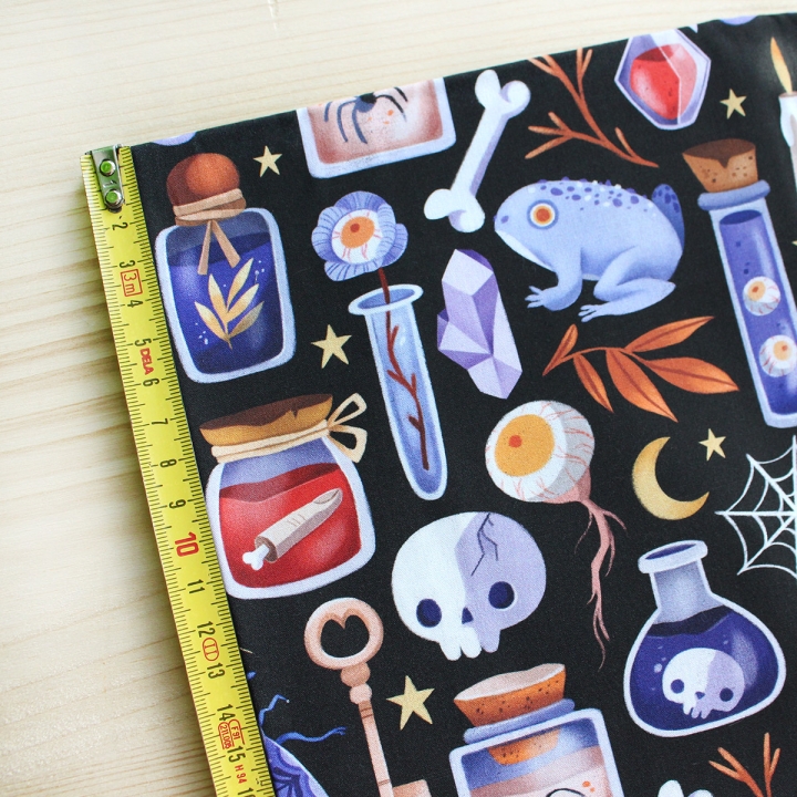 Tissu illustré "Potions" – popeline, velours & French terry – motif sorcière, spooky, halloween