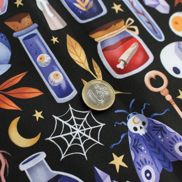 Tissu illustré "Potions" – popeline, velours & French terry – motif sorcière, spooky, halloween