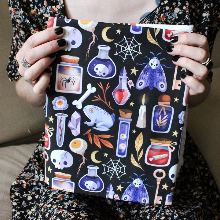 Tissu illustré "Potions" – popeline, velours & French terry – motif sorcière, spooky, halloween