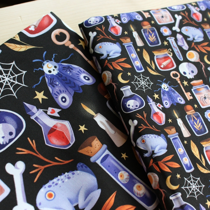 Tissu illustré "Potions" – popeline, velours & French terry – motif sorcière, spooky, halloween