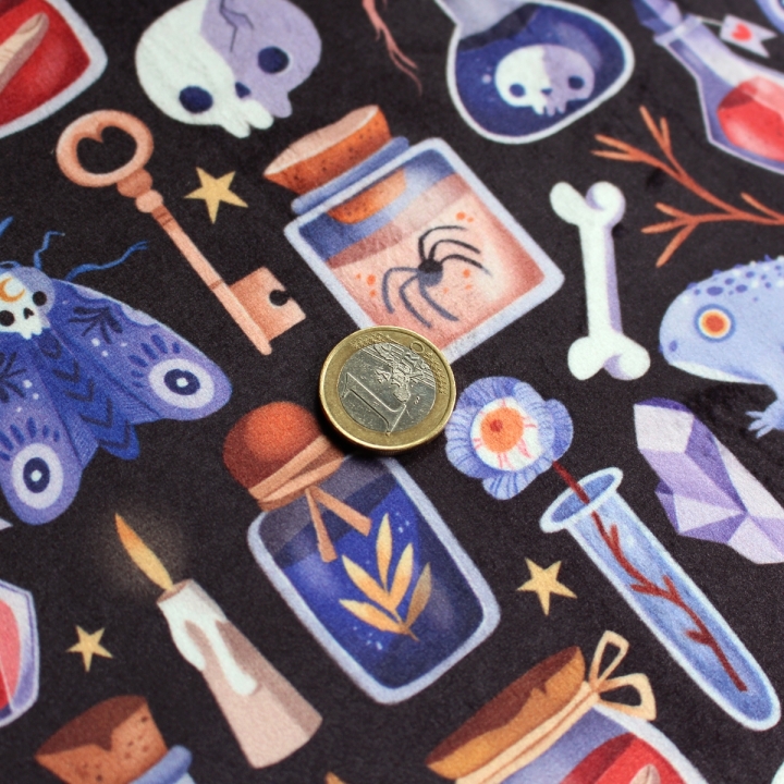 Tissu illustré "Potions" – popeline, velours & French terry – motif sorcière, spooky, halloween