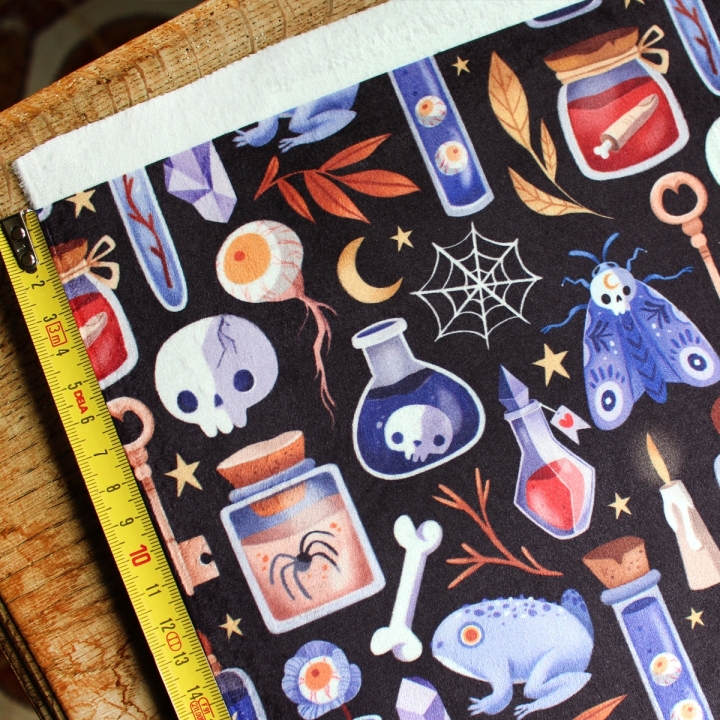Tissu illustré "Potions" – popeline, velours & French terry – motif sorcière, spooky, halloween