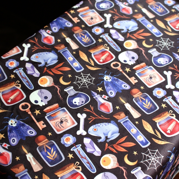 Tissu illustré "Potions" – popeline, velours & French terry – motif sorcière, spooky, halloween