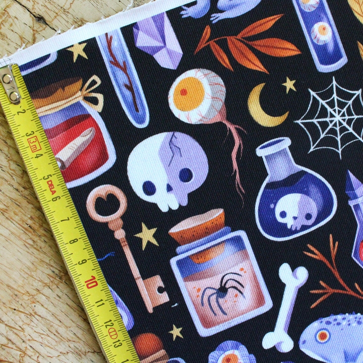 Tissu illustré "Potions" – popeline, velours & French terry – motif sorcière, spooky, halloween