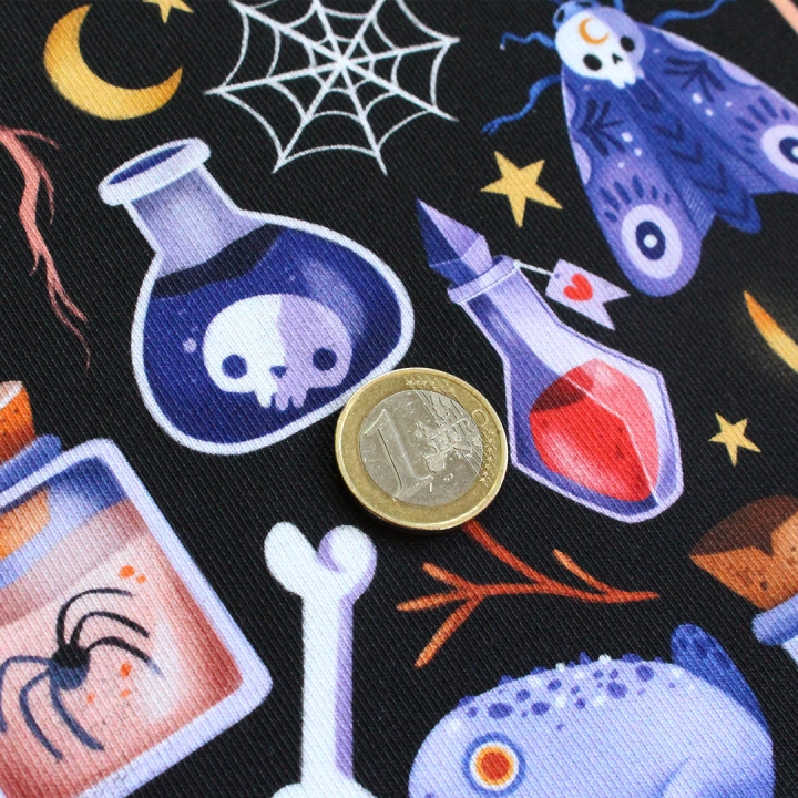 Tissu illustré "Potions" – popeline, velours & French terry – motif sorcière, spooky, halloween