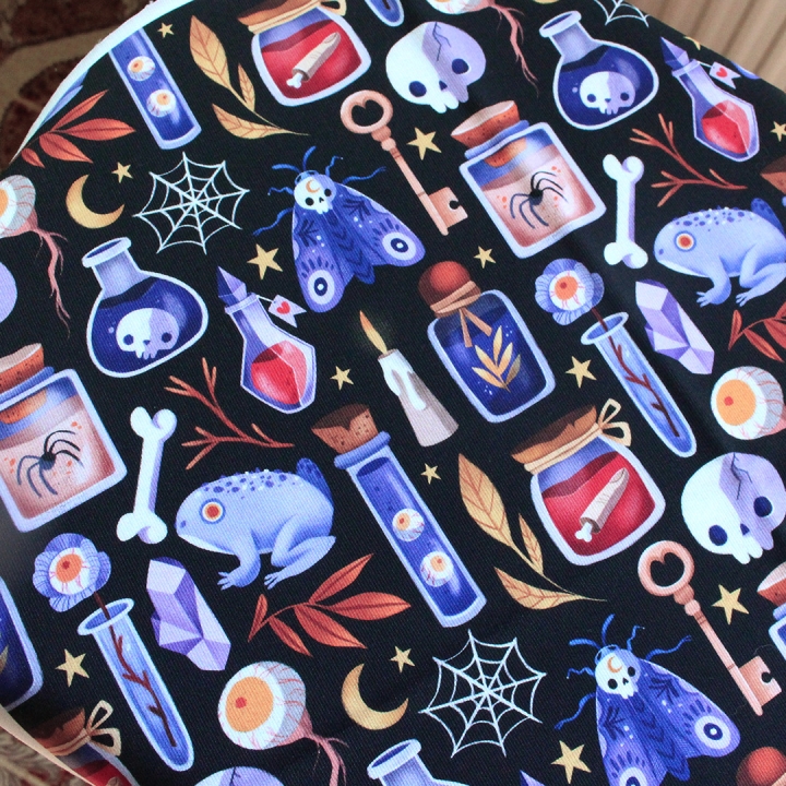 Tissu illustré "Potions" – popeline, velours & French terry – motif sorcière, spooky, halloween