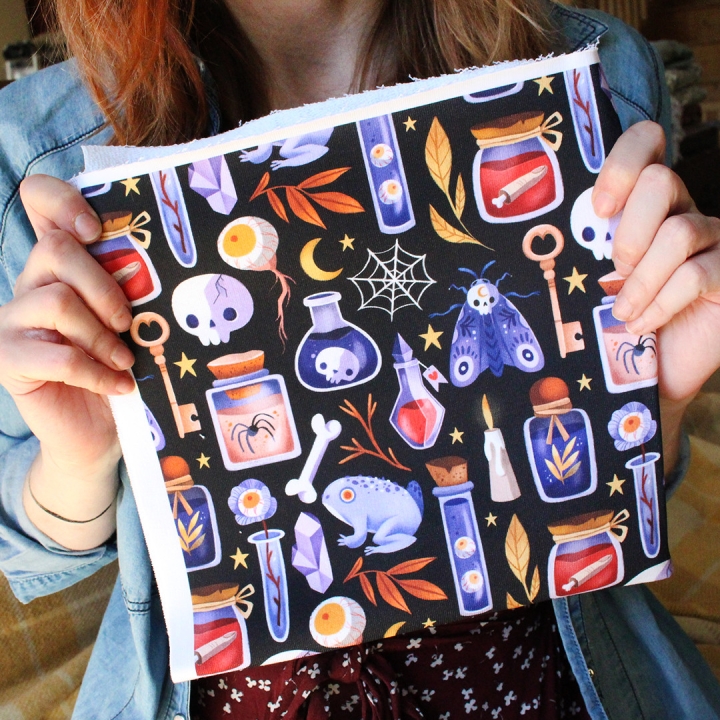 Tissu illustré "Potions" – popeline, velours & French terry – motif sorcière, spooky, halloween