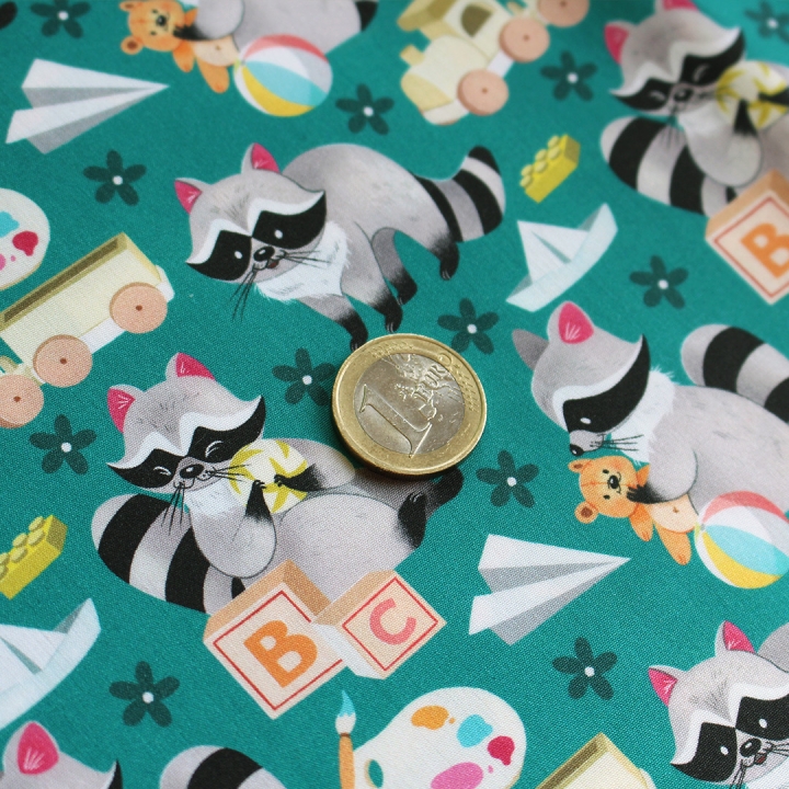 Coupon de tissu illustré "Ratons laveurs joueurs" 48x48 cm – Popeline & French Terry – motif enfantin